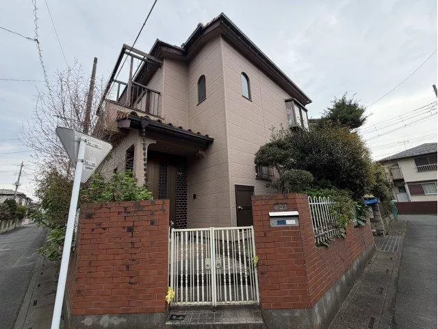 This property is located in a quiet residential area.