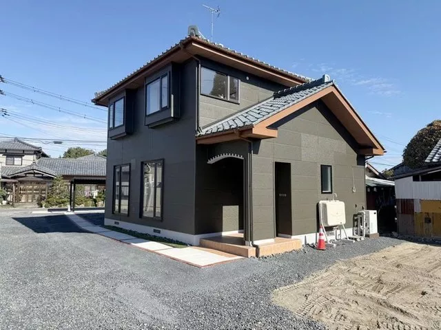 Renovation completed in November 2025. Spacious land of 203 tsubo. Parking for 4 or more cars.