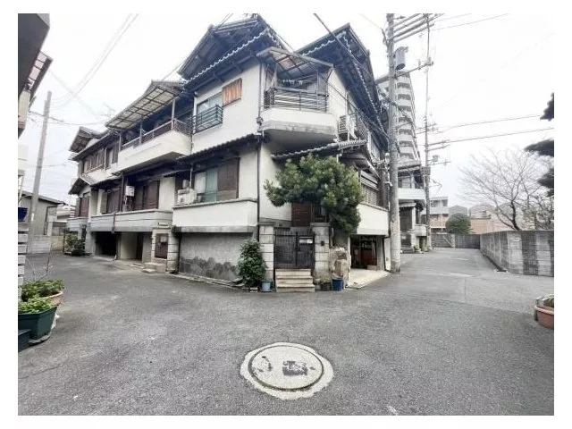■ Northwest facing corner lot with good sunlight ■ Entrance storage to warmly welcome your family
