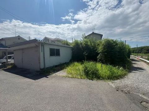 This is a used house with a land area of 411㎡! Parking for more than 4 cars is possible, and there is also a garage (storage). - Image 2