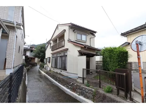 Within walking distance to Nagano Station and the prefectural office♪ A river flows, and it seems like a comfortable living environment with good ventilation♪