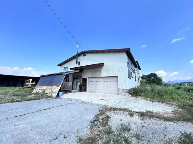 Approximately 1012.9 tsubo of land, 9LDK suitable for two-family use with parking for 10 cars