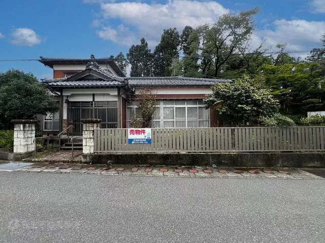 Within walking distance to Ko-tsu Station. Approximately 150 tsubo of land! About a 5-minute drive to Hotejima Shopping Center♪