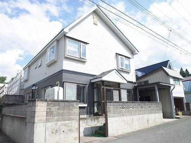 3 minutes on foot to Toyama Junior High School! 7 minutes on foot to Maeda Store Toyama! A spacious 9DK house