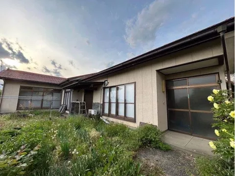 ◆ Bathroom over 1 tsubo ◆ Parking for 2 cars available ◆ Storage space ◆ 8-tatami mat Japanese-style room ◆ Shower