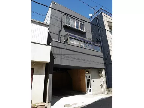 Prime location close to bus stops, education, and various commercial facilities! Renovated!