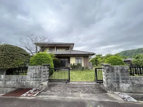 A 2-story 4LDK with a land area of 151 tsubo, facing south with good sunlight and a view of rural scenery.