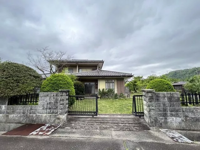 A 2-story 4LDK with a land area of 151 tsubo, facing south with good sunlight and a view of rural scenery.