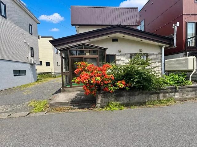 【Approximately 98 tsubo of freedom】 A vast site that allows for a home garden and BBQ. A spacious residence.