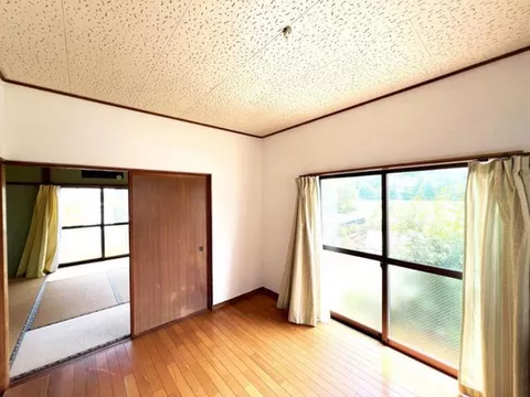 Located on flat land with a road width of over 6m, no buildings in front, convenient for commuting and schooling as the road to the station is flat.
