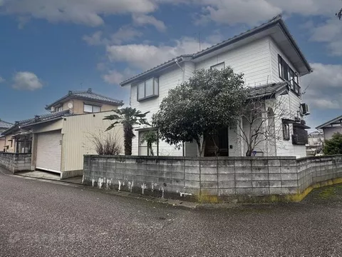 2 minutes by car to Bypass Jōtokoro IC. Northwest corner lot, approximately 51 tsubo. Good sunlight.