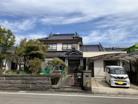 A Japanese-style house with a spacious lot and a charming garden has appeared in Seto Town, Amakusa City.