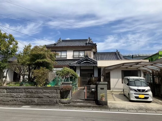A Japanese-style house with a spacious lot and a charming garden has appeared in Seto Town, Amakusa City.