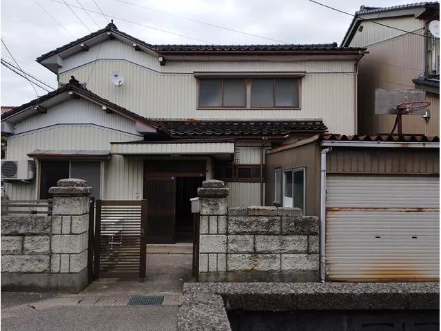 Ogifu (Shimin Byōin-mae Station) 3,000,000 yen