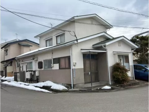 ■ Supermarkets and restaurants are within walking distance, providing a convenient living environment♪