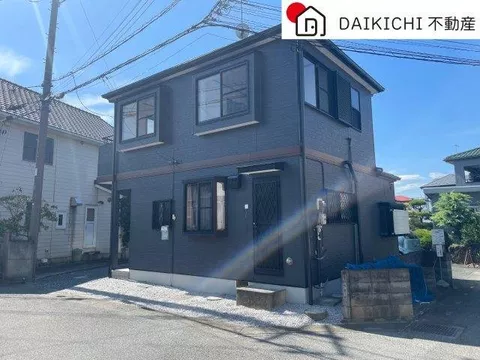 All rooms have storage! Good sunlight with two sides of windows! Parking space for 2 cars is available♪