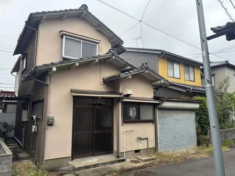 Covered parking available, 8 minutes on foot to Nishikanazawa Station, convenience store and drugstore within walking distance