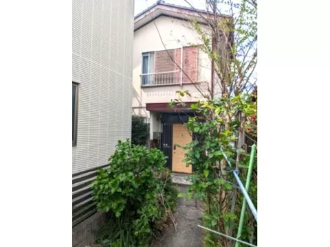 Wallpaper replaced in April of the 7th year of Reiwa. 5DK layout with sufficient number of rooms.