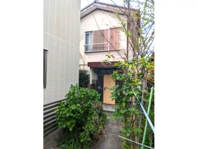 Wallpaper replaced in April of the 7th year of Reiwa. 5DK layout with sufficient number of rooms.