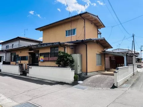A home with a layout of 6LDK on a site of approximately 85 tsubo