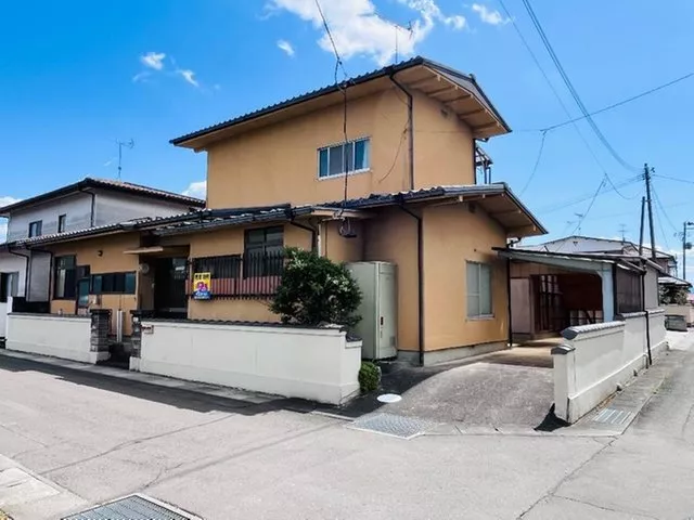 A home with a layout of 6LDK on a site of approximately 85 tsubo