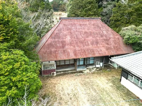 A traditional house property with a main house and three sheds♪