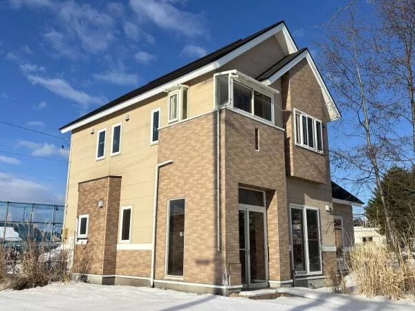 4 Komatsugaoka, Rokunohe-cho, Kamikita-gun (Misawa Sta.) 2F 3LDK

9.8 million yen