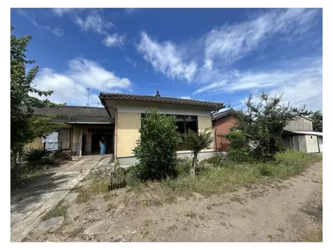 A single-story 6LDKK house with a smooth workflow for household chores and a dirt floor, on a land area of 679 tsubo.