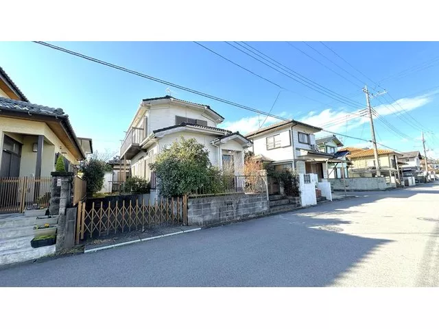 In a quiet large subdivision close to the station, equipped with water supply, centralized PG, and complete sewer system