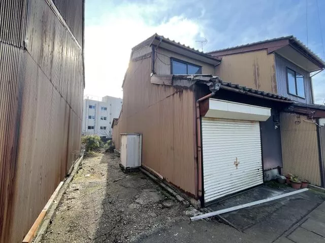 Imizu City, Yahata-cho 2-chome (Higashi-Shinminato Station) 2-story building 2DK