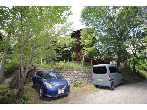 A compact used property located in a forest where you can feel the four seasons.