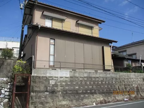 ■ Located on a high ground with good sunlight ■ Sewage pipe available on the front road *No current connection ■ 50m to the garage