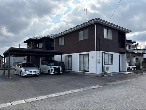Sakuragawa Small Area! Space for 2 cars in the carport! Parking for 4 cars available! Please feel free to visit!