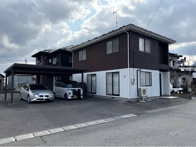 Sakuragawa Small Area! Space for 2 cars in the carport! Parking for 4 cars available! Please feel free to visit!