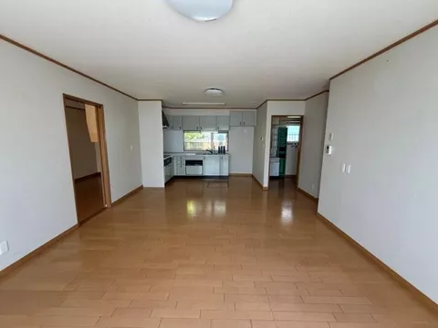 Land area 149 tsubo, all rooms facing south, renovation history, parking for 3 cars available