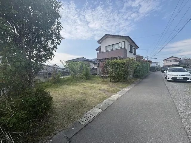 [Inspection Termite Survey Scheduled] The greenery seen from the wooden deck colors everyday life.