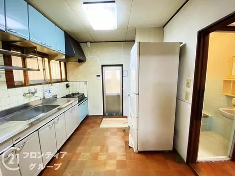 【Good ventilation with two-sided lighting + Immediate viewing available!】 ■ 5 minutes on foot to supermarkets and convenience stores!