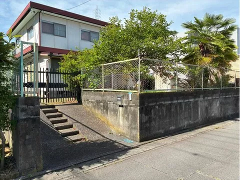 South-facing hillside with good sunlight. Please feel free to consult us about renovations.