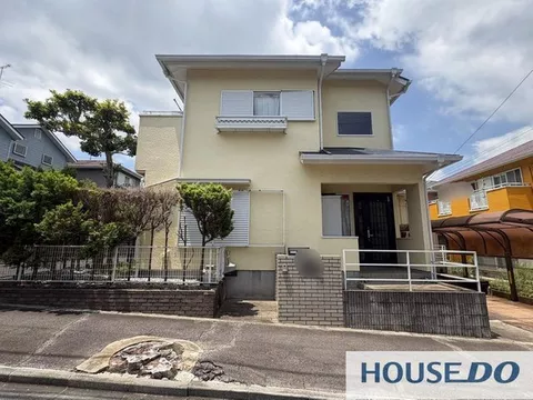 5LDK built on a high hill with two roads, approximately 40 tsubo, renovated for comfort.