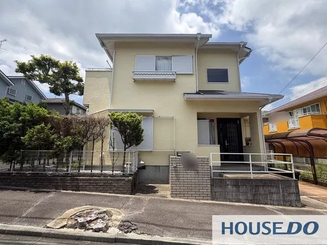 5LDK built on a high hill with two roads, approximately 40 tsubo, renovated for comfort.