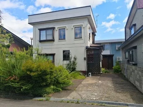 ■5-minute walk to elementary school■Parking for 1 car available■Storage available