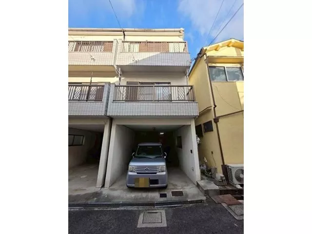 [Semi-express stop] About 8 minutes on foot from Keihan Main Line "Kayashima" station with built-in garage