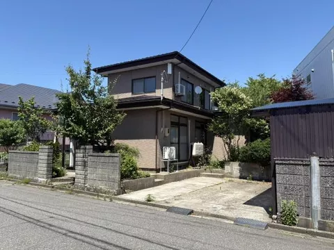 Akita City, Hachiman-ta 1-chome, (Izumi-Sotoakikawa Station) 2-story building 3LDK