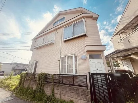 A house in Midorimachi, overflowing with greenery