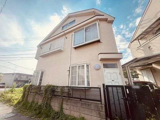 A house in Midorimachi, overflowing with greenery