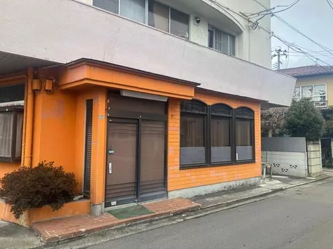 ■ About 3 minutes by car to the station, first-floor commercial property!