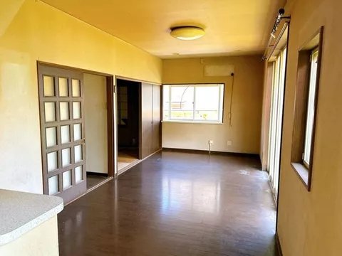Parking for 2 standard cars in tandem. The south-facing living room has good sunlight. - Image 3