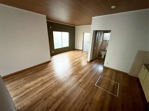 All rooms are over 6 tatami mats! A "2LDK" property with balconies on both sides, also great as an investment property.