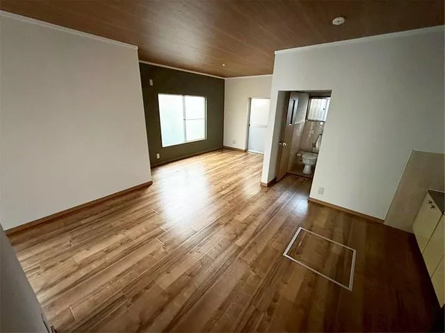 All rooms are over 6 tatami mats! A "2LDK" property with balconies on both sides, also great as an investment property.