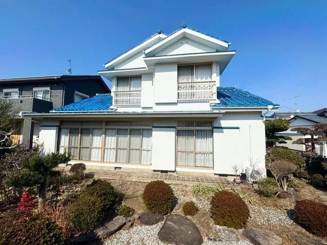 A residence in a quiet residential area, a garden that provides peace of mind. A spacious living space with rich emotional appeal.